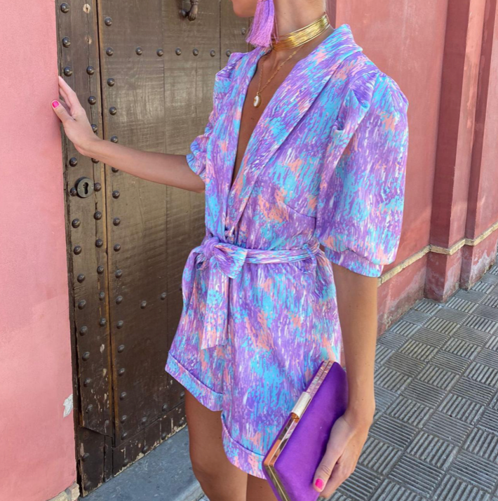 Clarissa - Mono moderno con cuello en V