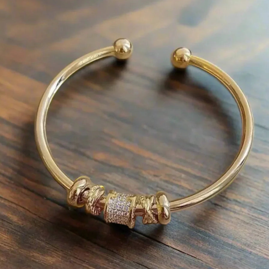 Journee - Pulsera ajustable con dijes dorados