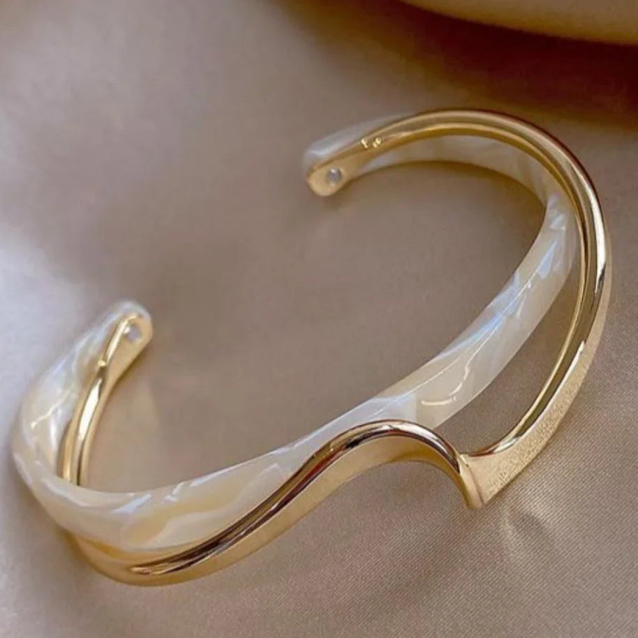 Galilea - Elegante pulsera dorada de ópalo blanco